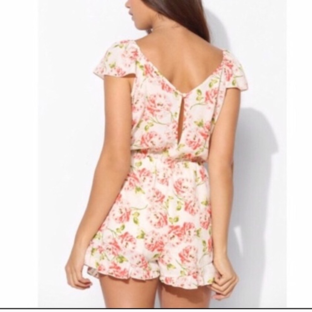 UO Pins And Needles Floral Romper Size M NWOT - Picture 3 of 16
